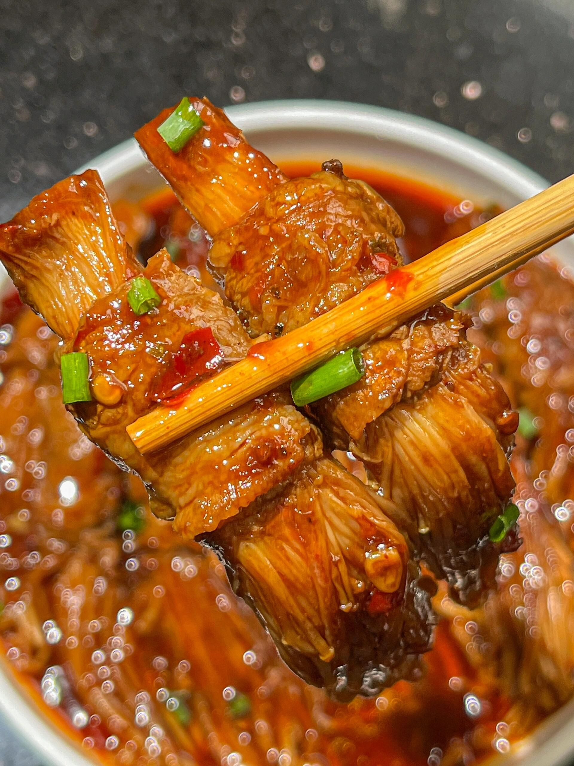 Hướng dẫn làm bò cuộn nấm kim châm sốt Coca cay ngon tuyệt