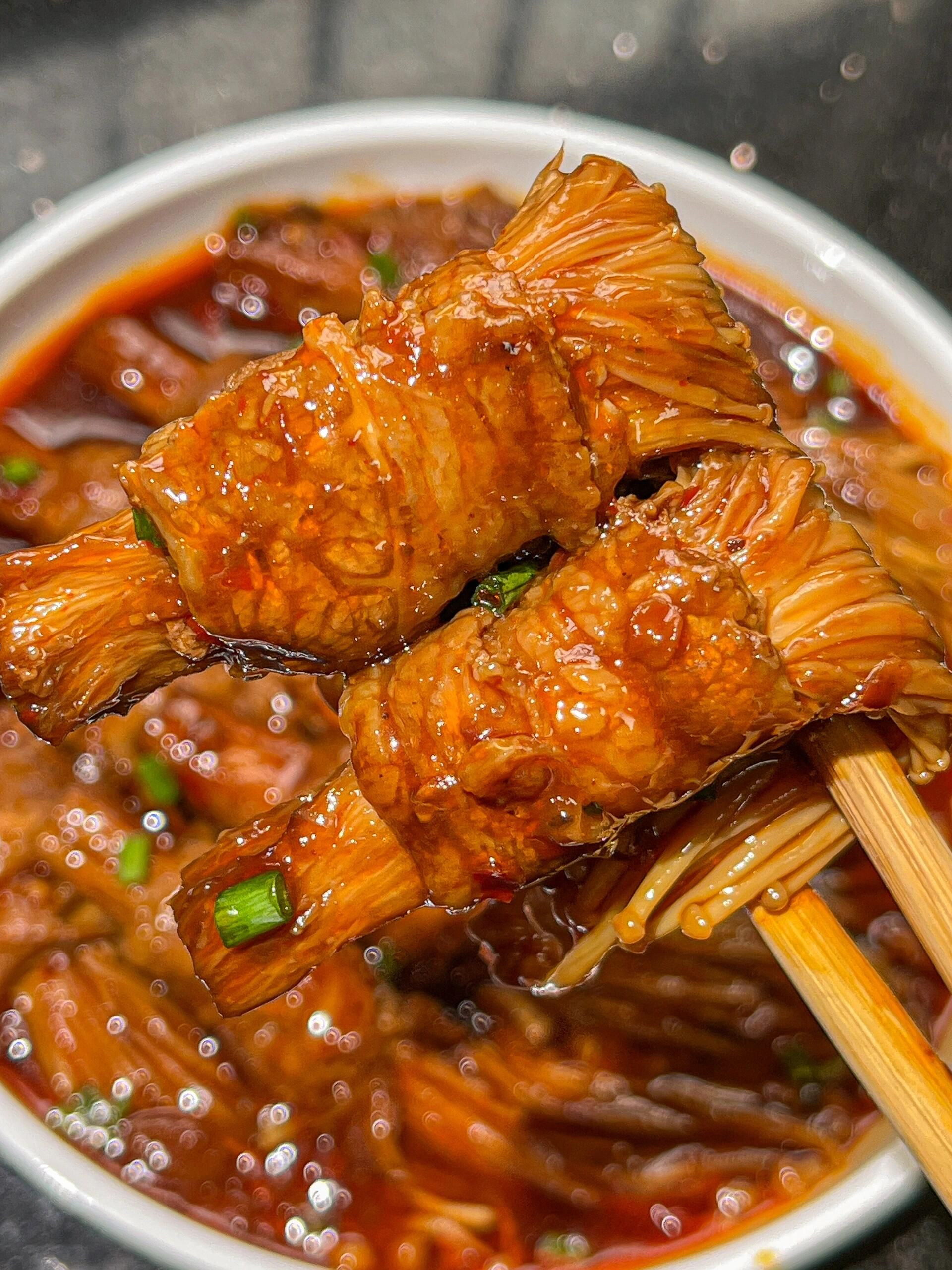 Hướng dẫn làm bò cuộn nấm kim châm sốt Coca cay ngon tuyệt