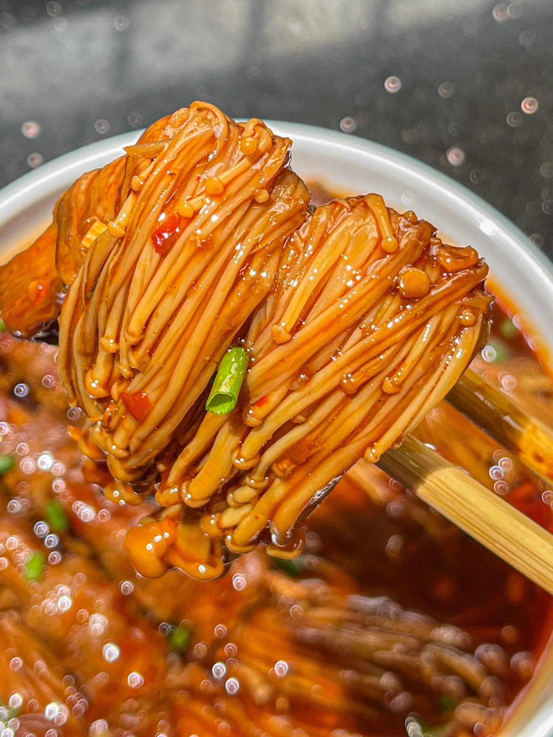 Hướng dẫn làm bò cuộn nấm kim châm sốt Coca cay ngon tuyệt