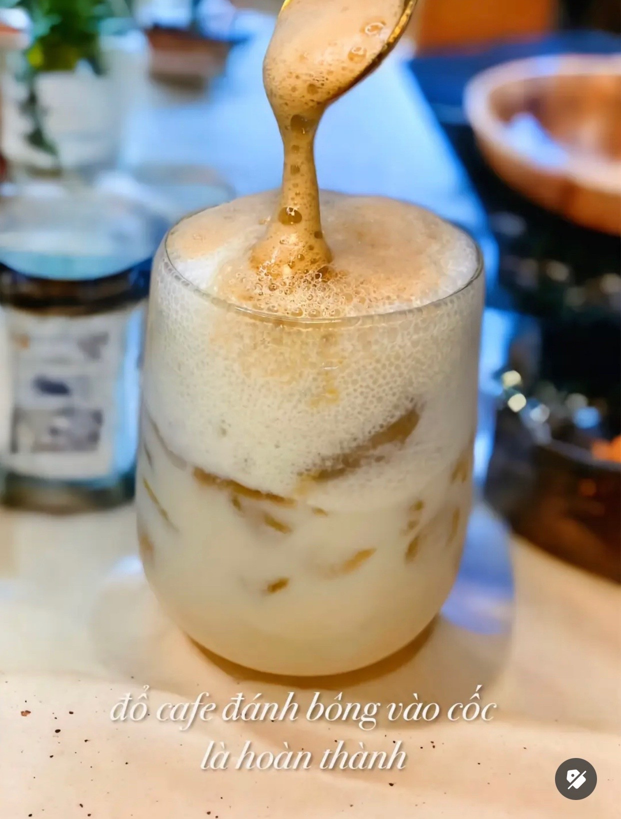 Hướng dẫn làm Cà phê Cam sữa: Kết hợp nước cam tươi, sữa và cà phê đánh bông tạo vị ngon lạ