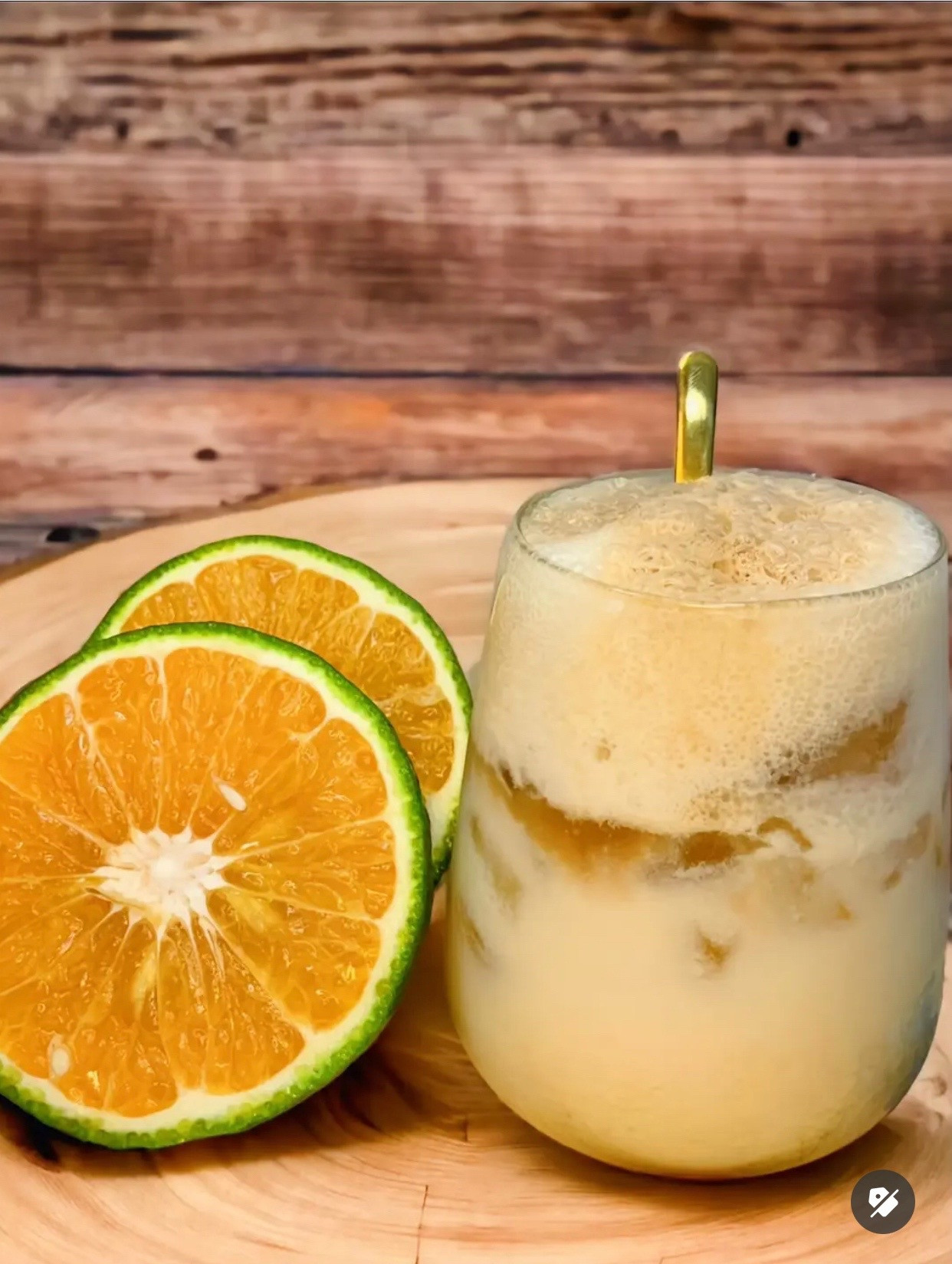 Hướng dẫn làm Cà phê Cam sữa: Kết hợp nước cam tươi, sữa và cà phê đánh bông tạo vị ngon lạ