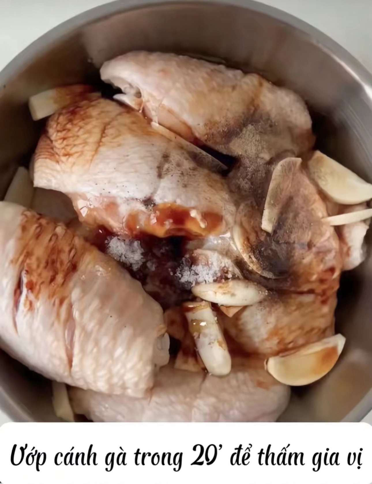 Hướng dẫn làm cánh gà nướng sốt chanh mật ong, da giòn vàng ruộm