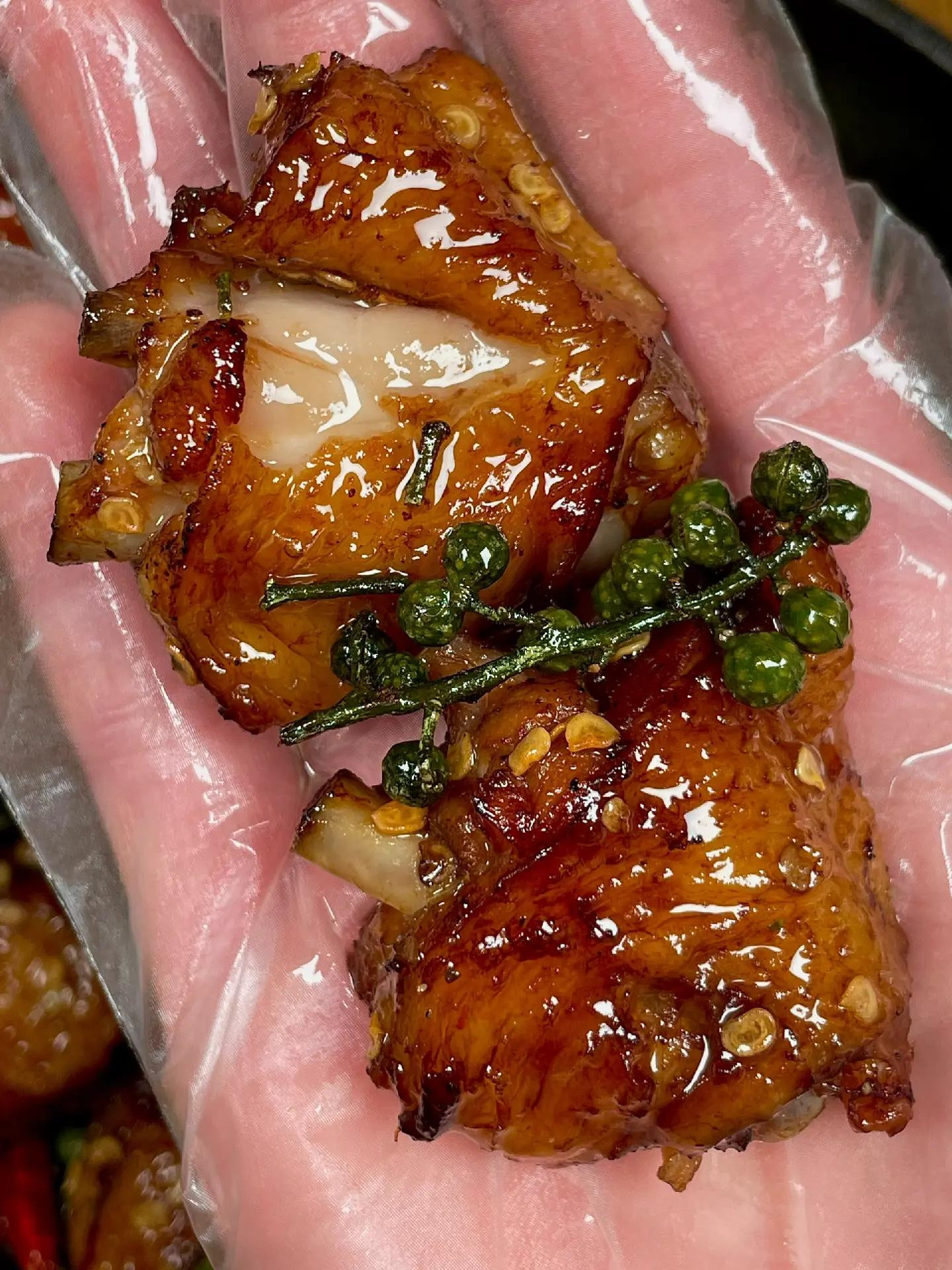 Hướng dẫn làm cánh gà nướng tiêu xanh, ớt đỏ giòn thơm ngon