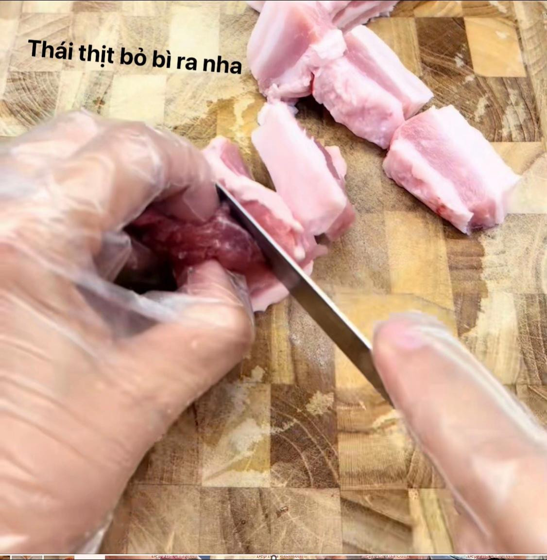 Hướng dẫn làm chả giò giòn rụm với thịt bò, mỡ heo và tôm tươi