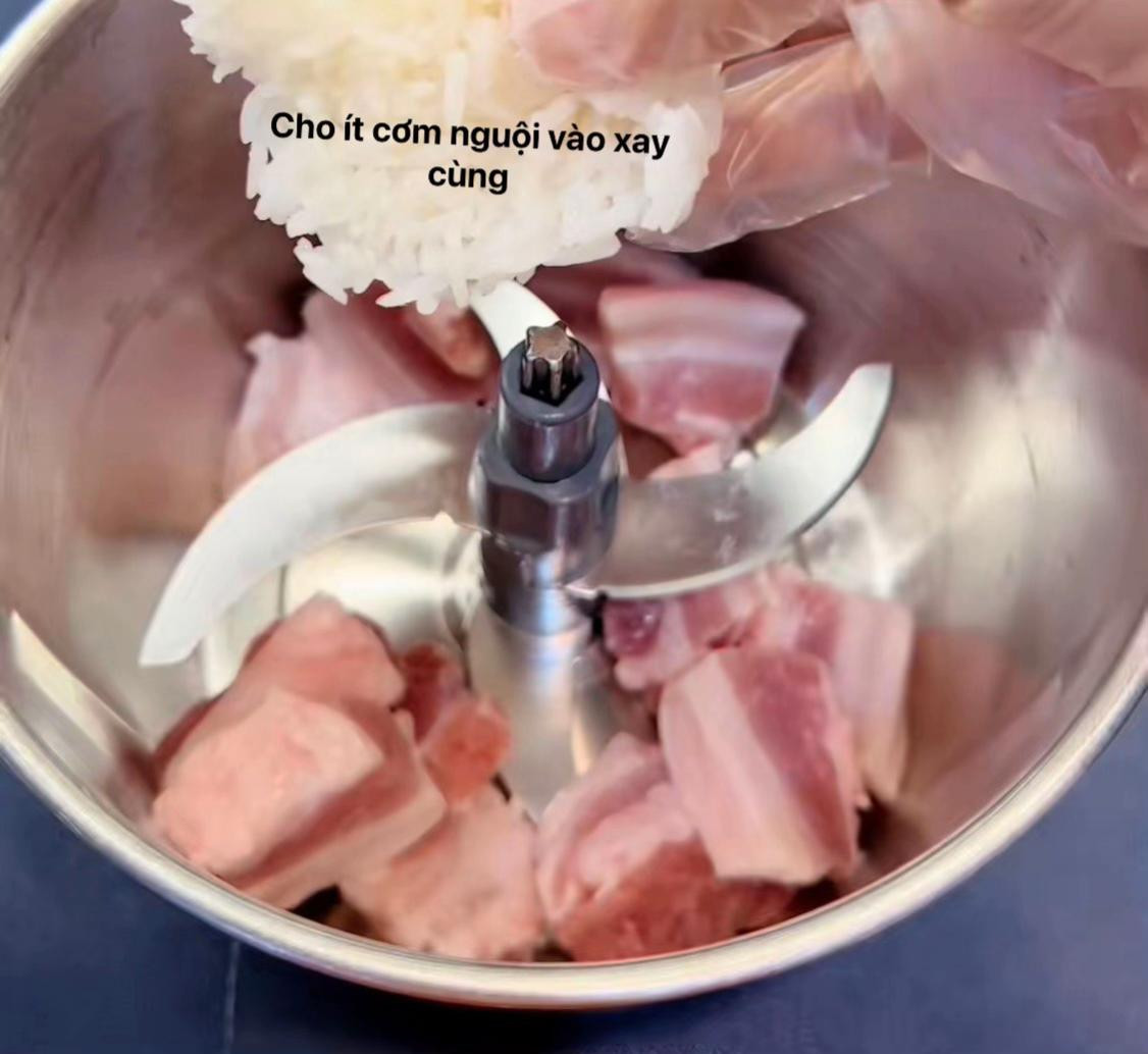 Hướng dẫn làm chả giò giòn rụm với thịt bò, mỡ heo và tôm tươi