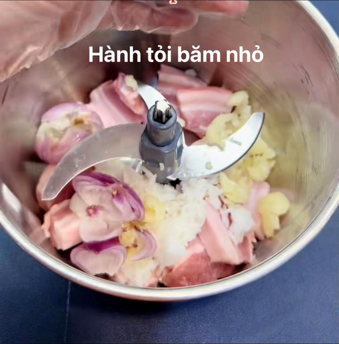 Hướng dẫn làm chả giò giòn rụm với thịt bò, mỡ heo và tôm tươi