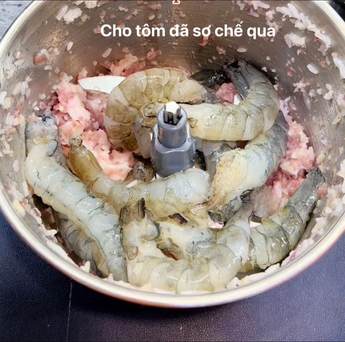 Hướng dẫn làm chả giò giòn rụm với thịt bò, mỡ heo và tôm tươi