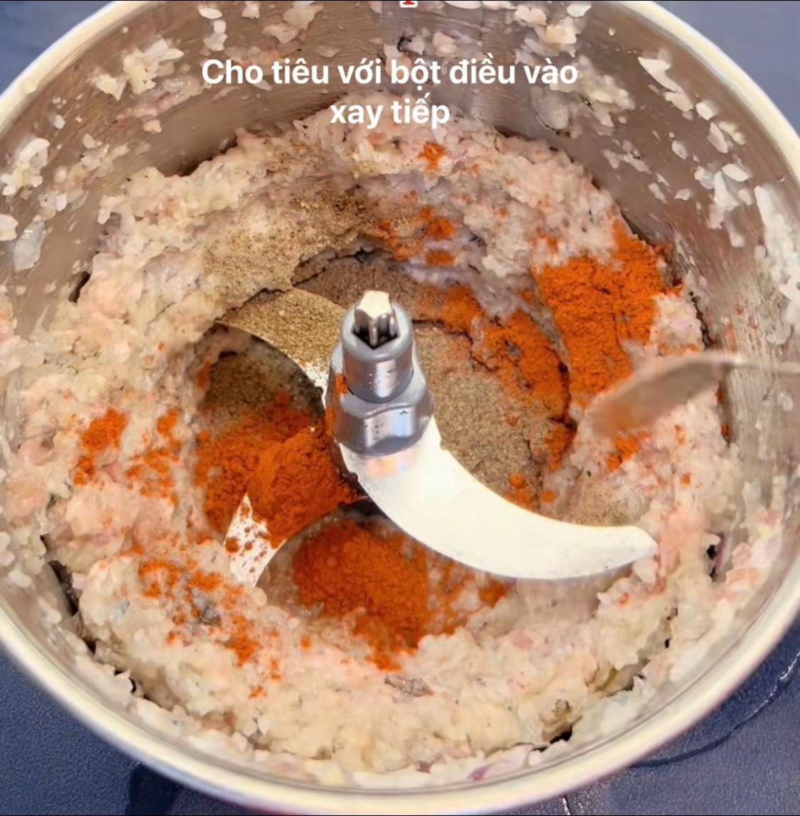 Hướng dẫn làm chả giò giòn rụm với thịt bò, mỡ heo và tôm tươi