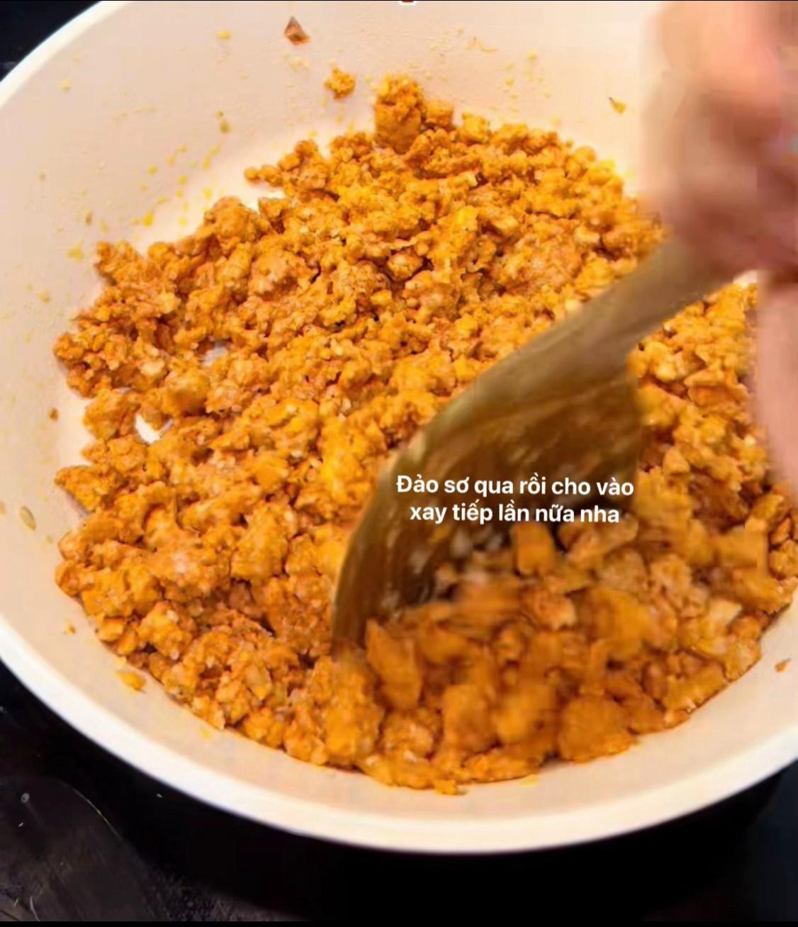 Hướng dẫn làm chả giò giòn rụm với thịt bò, mỡ heo và tôm tươi