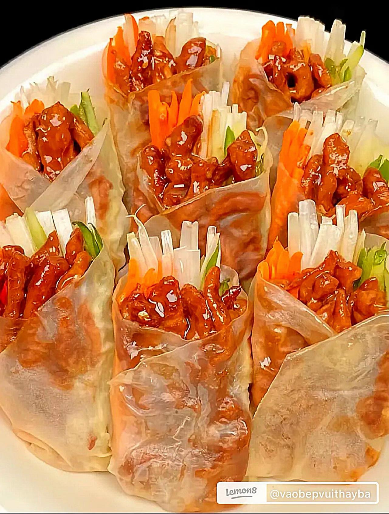 Hướng dẫn làm Chả Giò Heo Xé sốt Bắc Kinh với thịt heo xé sợi, cà rốt và rau sống cuốn bánh bao hấp