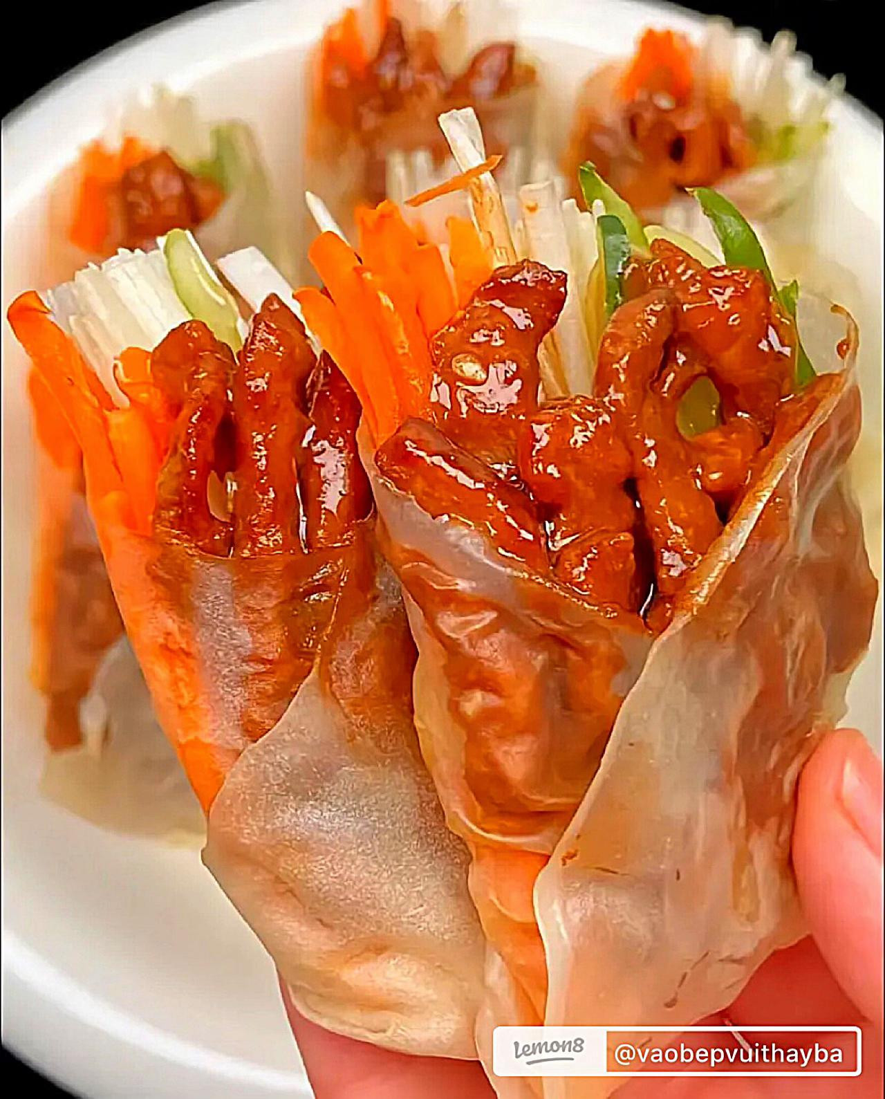 Hướng dẫn làm Chả Giò Heo Xé sốt Bắc Kinh với thịt heo xé sợi, cà rốt và rau sống cuốn bánh bao hấp