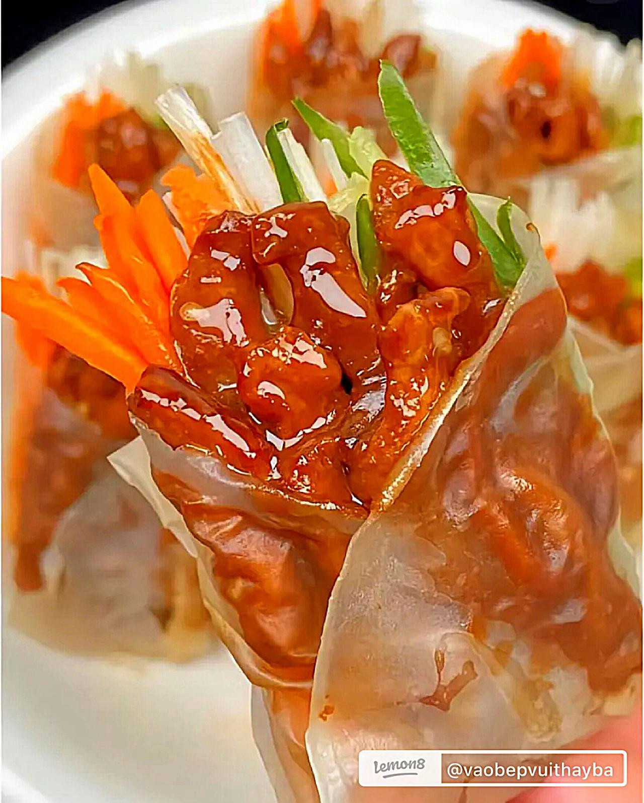 Hướng dẫn làm Chả Giò Heo Xé sốt Bắc Kinh với thịt heo xé sợi, cà rốt và rau sống cuốn bánh bao hấp