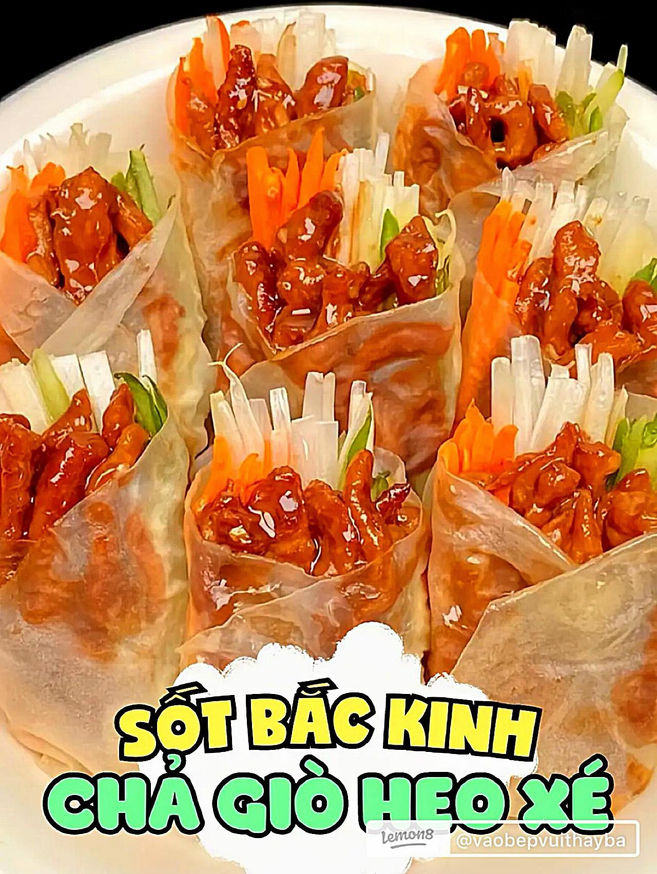 Hướng dẫn làm Chả Giò Heo Xé sốt Bắc Kinh với thịt heo xé sợi, cà rốt và rau sống cuốn bánh bao hấp