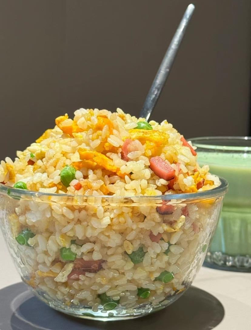 Hướng dẫn làm cơm chiên thập cẩm với thịt hộp, trứng và đậu hà lan