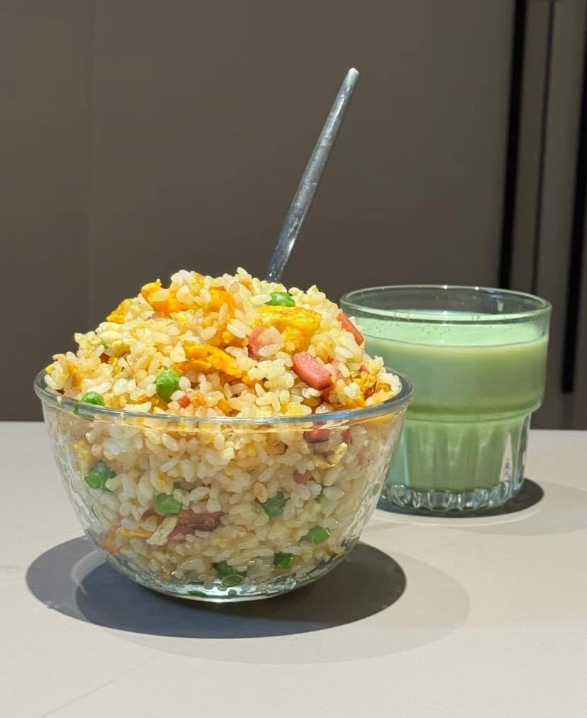 Hướng dẫn làm cơm chiên thập cẩm với thịt hộp, trứng và đậu hà lan