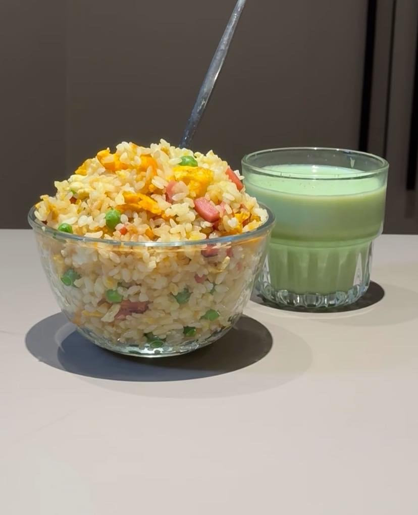 Hướng dẫn làm cơm chiên thập cẩm với thịt hộp, trứng và đậu hà lan