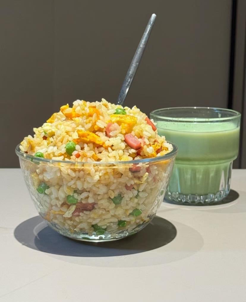 Hướng dẫn làm cơm chiên thập cẩm với thịt hộp, trứng và đậu hà lan