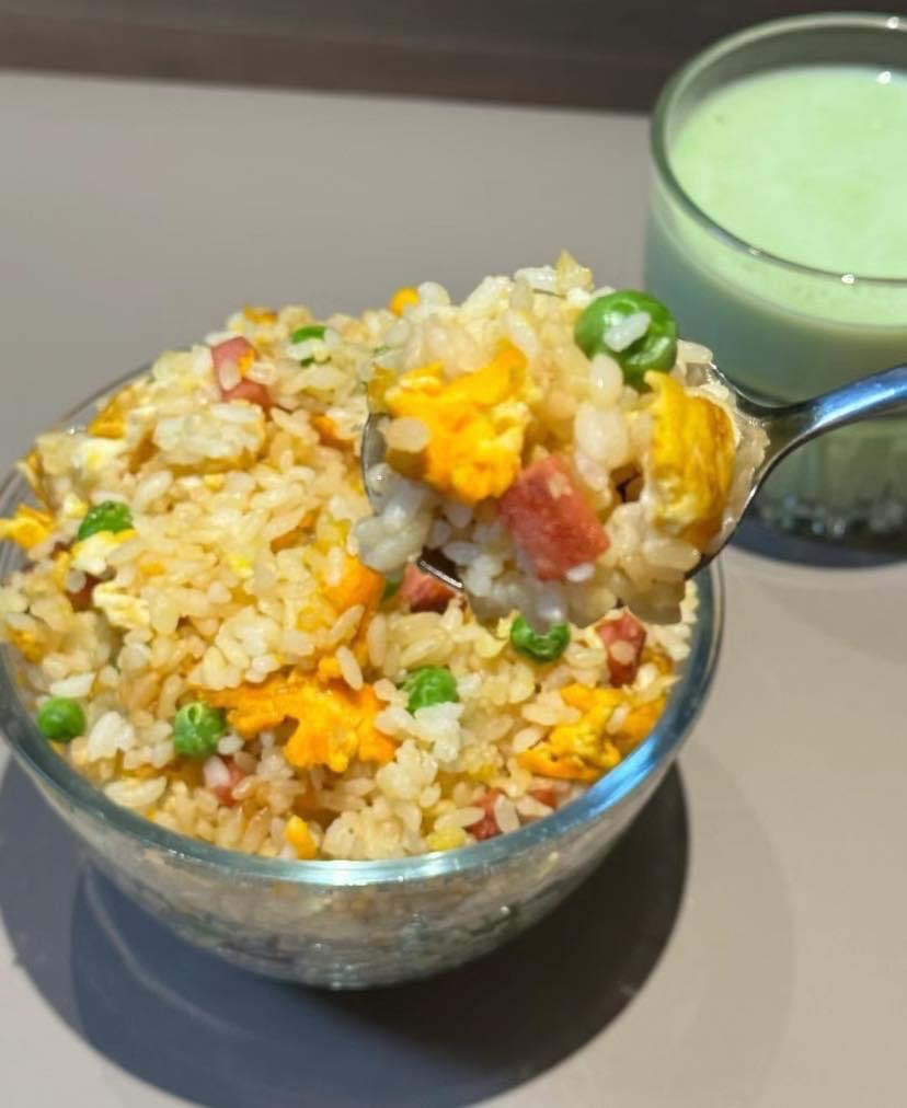 Hướng dẫn làm cơm chiên thập cẩm với thịt hộp, trứng và đậu hà lan