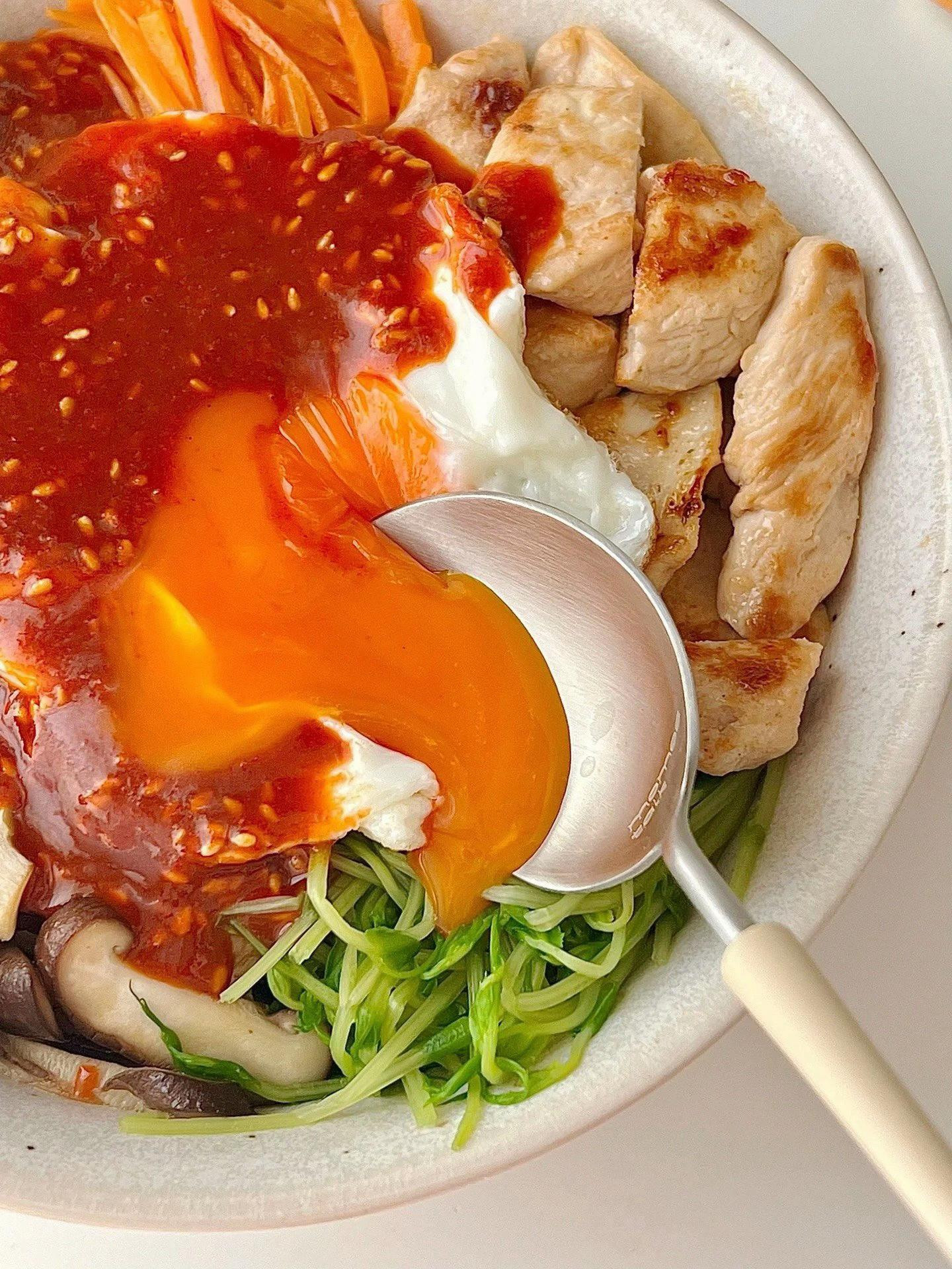 Hướng dẫn làm cơm gà sốt cay Hàn Quốc với trứng lòng đào, rau bina và giá đỗ