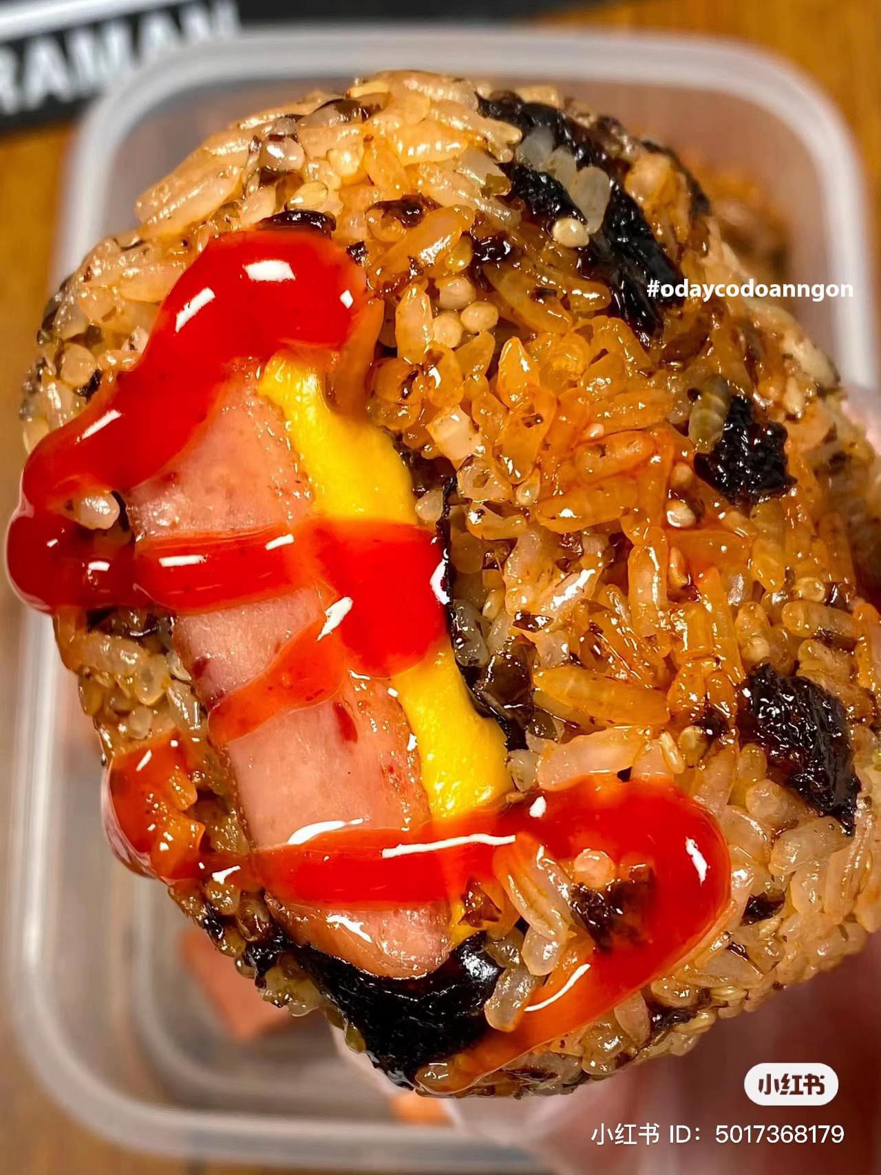 Hướng dẫn làm cơm nắm chiên giòn nhân thịt hộp phô mai, rong biển và sốt salad