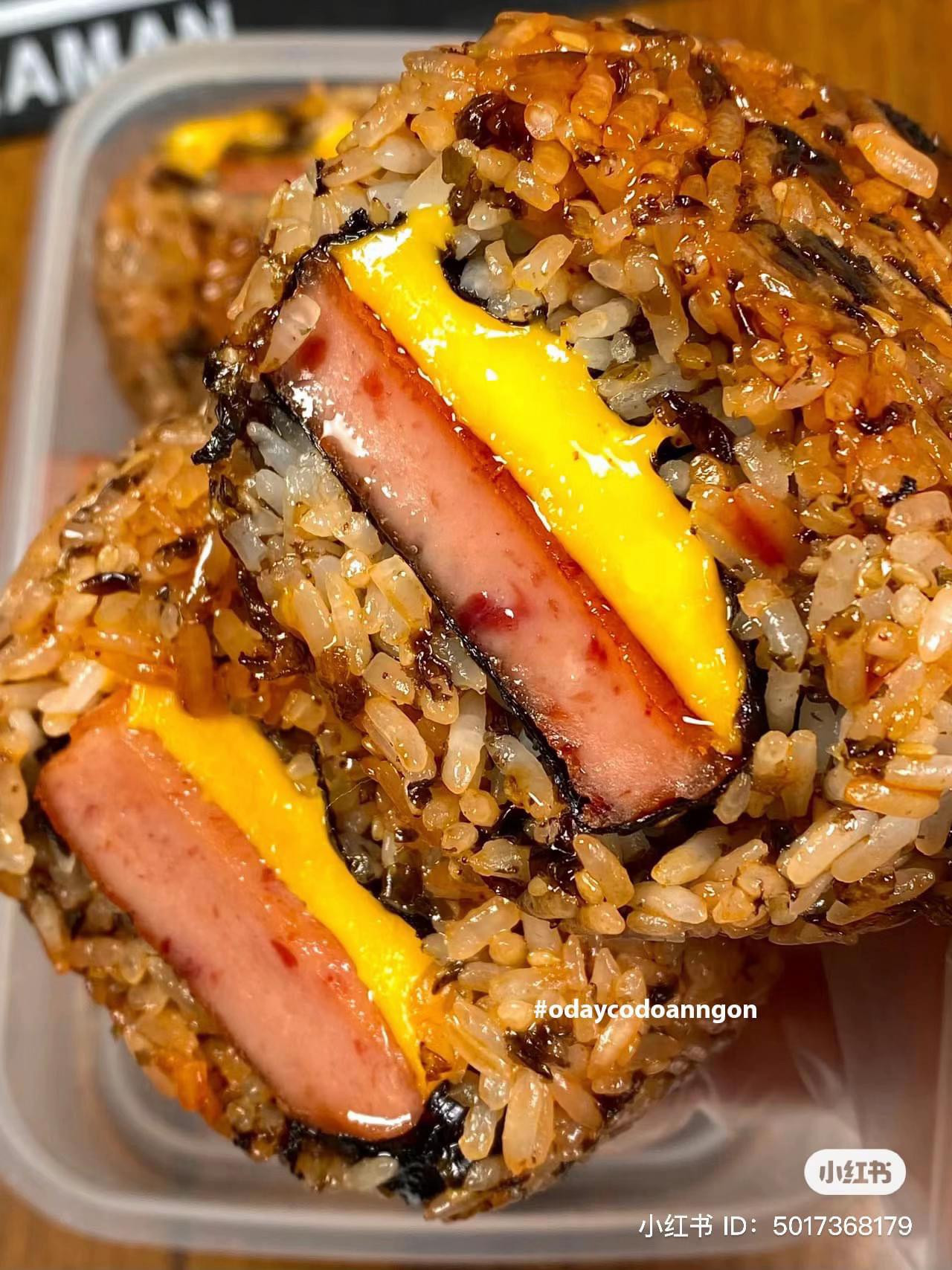 Hướng dẫn làm cơm nắm chiên giòn nhân thịt hộp phô mai, rong biển và sốt salad