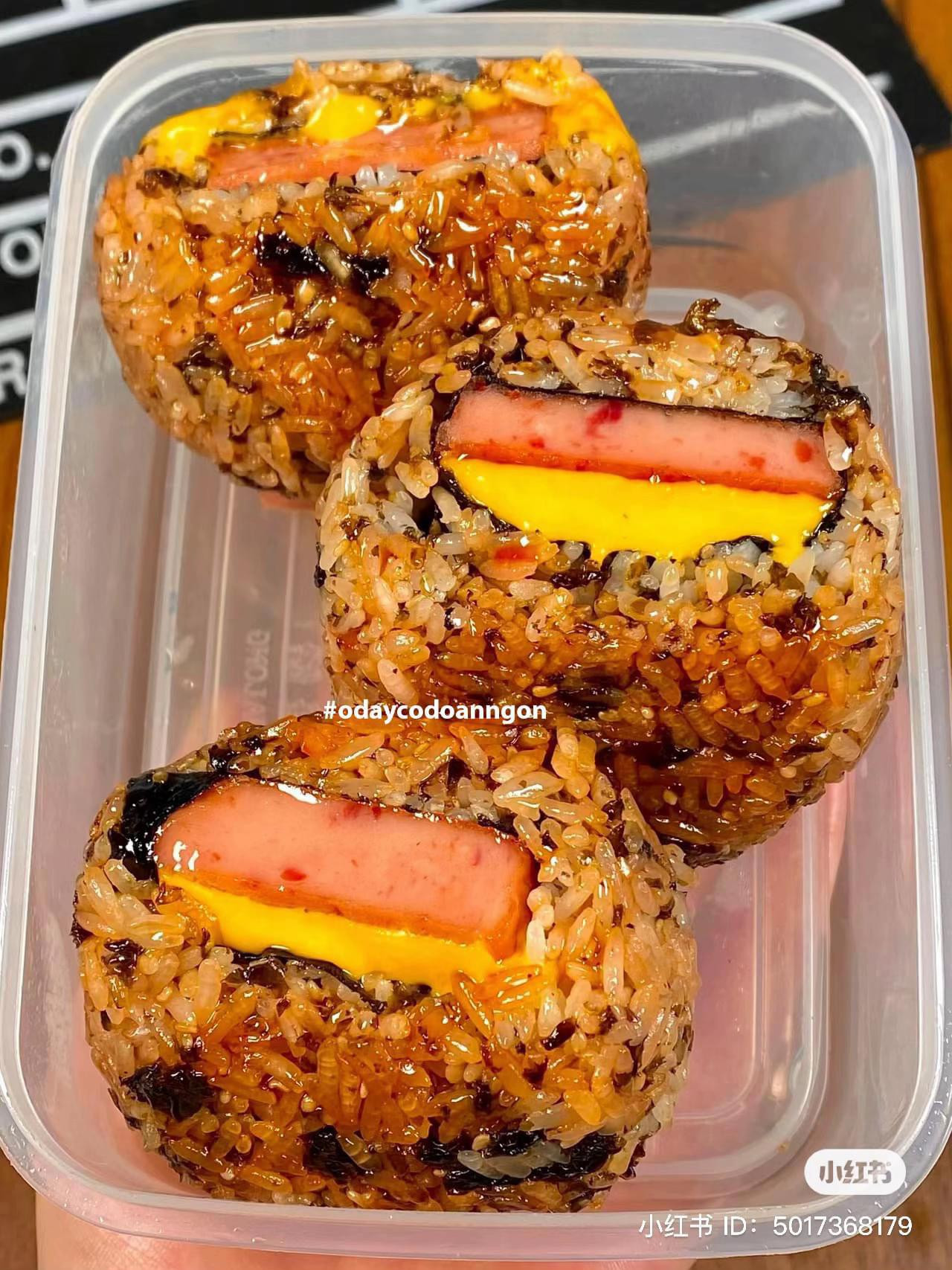 Hướng dẫn làm cơm nắm chiên giòn nhân thịt hộp phô mai, rong biển và sốt salad