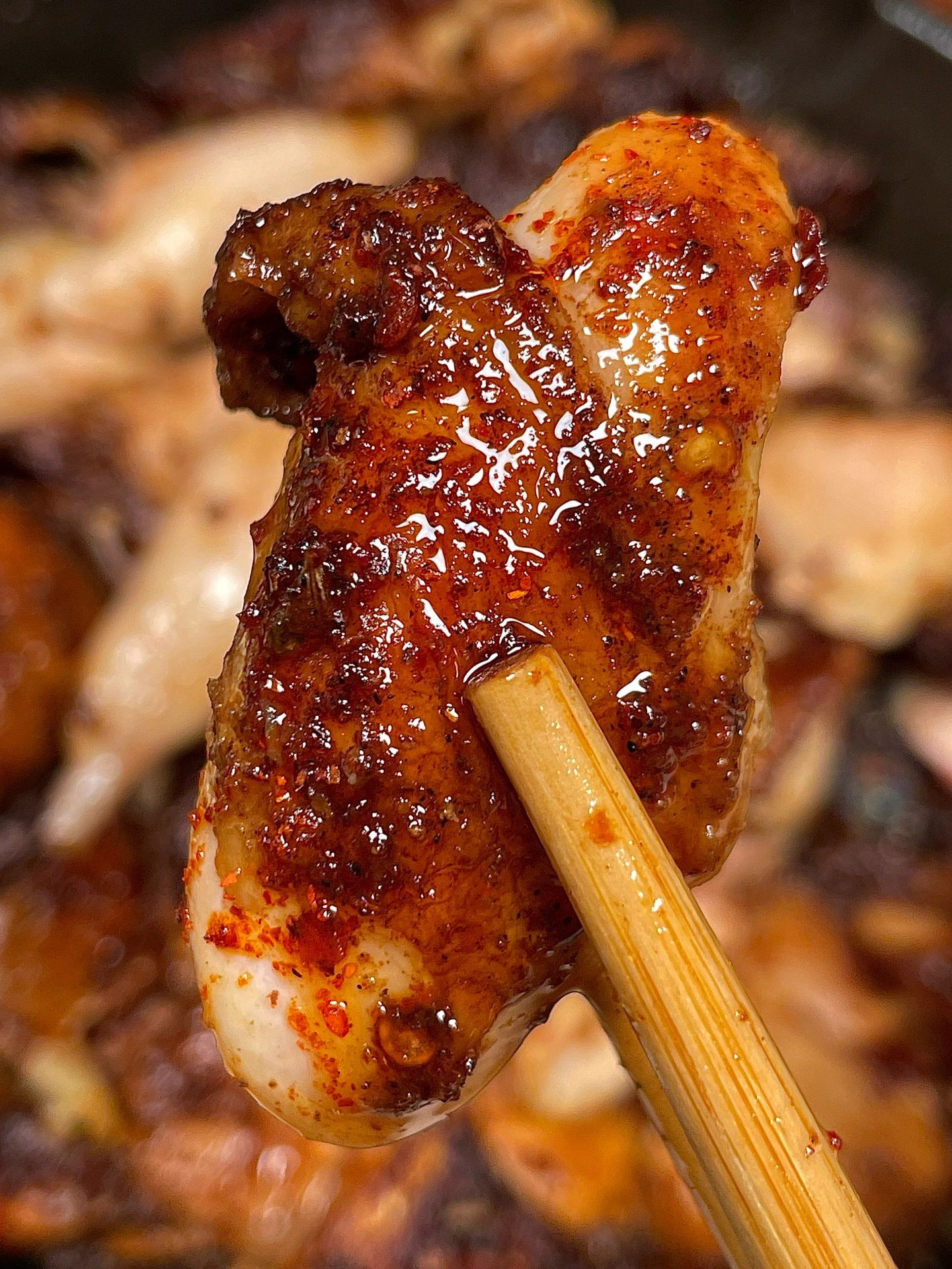 Hướng dẫn làm đùi gà nướng sốt dầu hào cay, da giòn thịt mềm