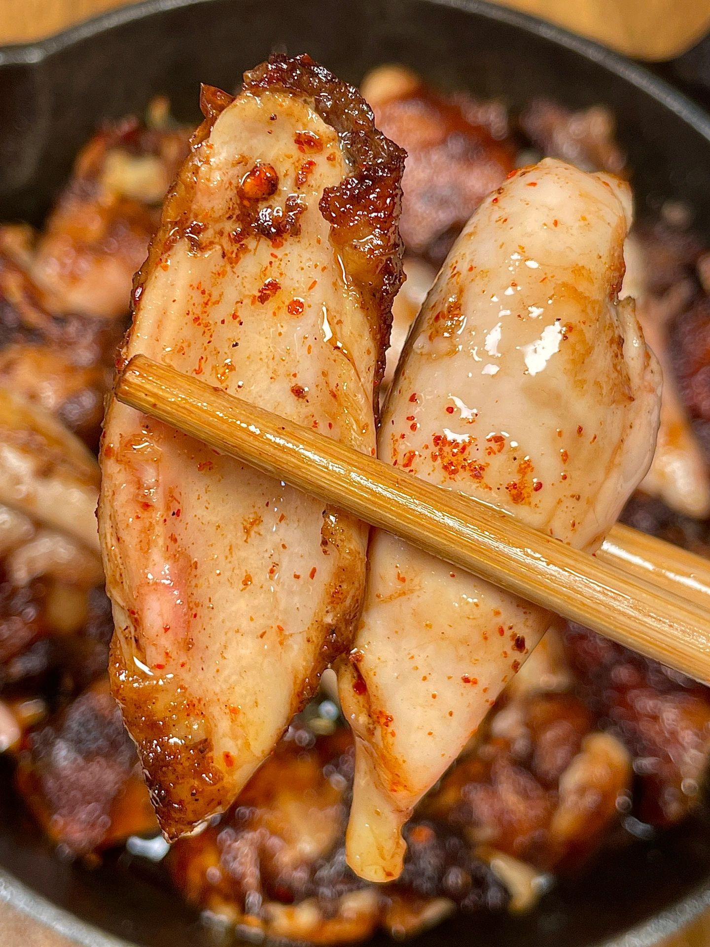 Hướng dẫn làm đùi gà nướng sốt dầu hào cay, da giòn thịt mềm