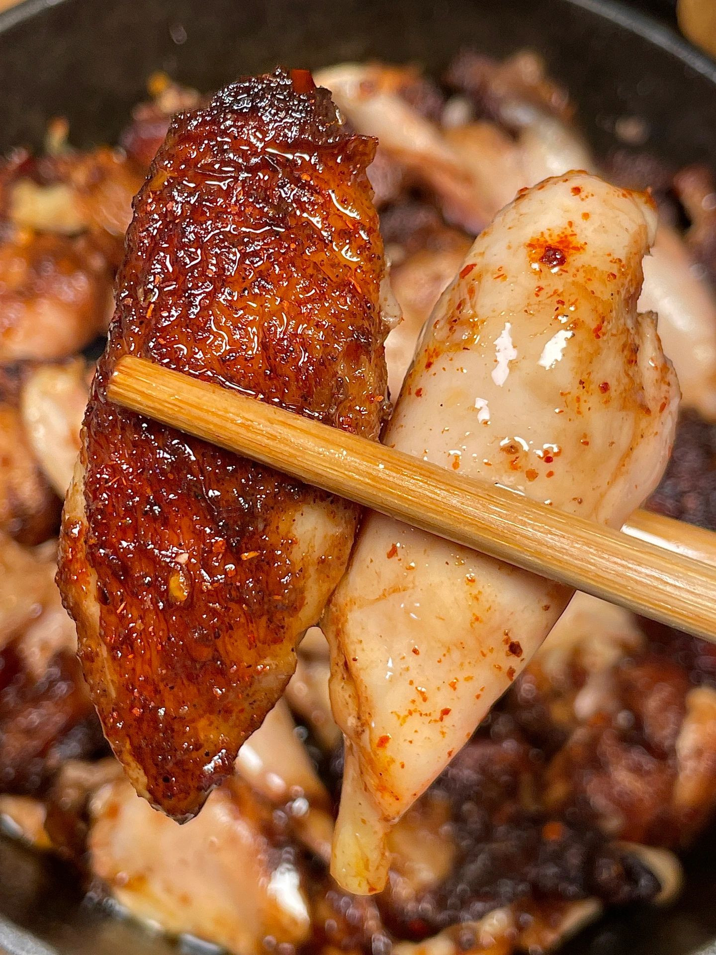 Hướng dẫn làm đùi gà nướng sốt dầu hào cay, da giòn thịt mềm