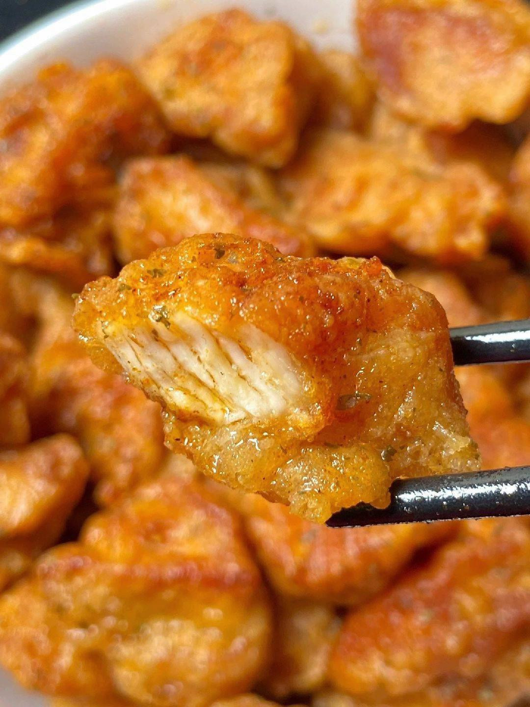 Hướng dẫn làm gà chiên giòn rắc mùi tây và ớt bột, món ăn vặt ngon tuyệt