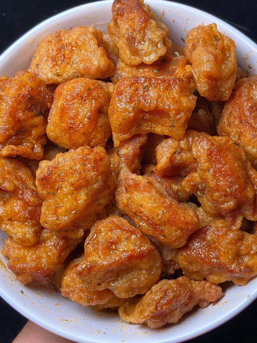 Hướng dẫn làm gà chiên giòn rắc mùi tây và ớt bột, món ăn vặt ngon tuyệt