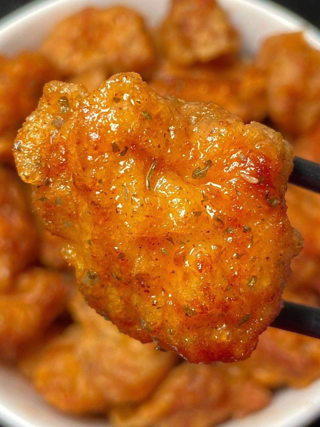 Hướng dẫn làm gà chiên giòn rắc mùi tây và ớt bột, món ăn vặt ngon tuyệt