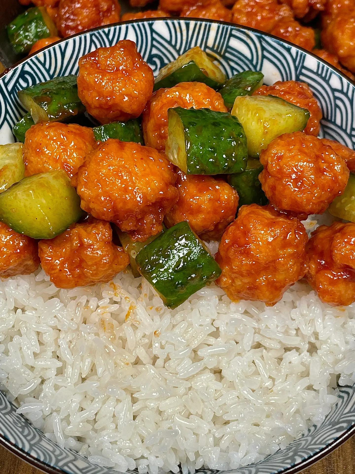 Hướng dẫn làm gà chua ngọt sốt cà chua giòn ngon ăn kèm dưa leo và cơm trắng