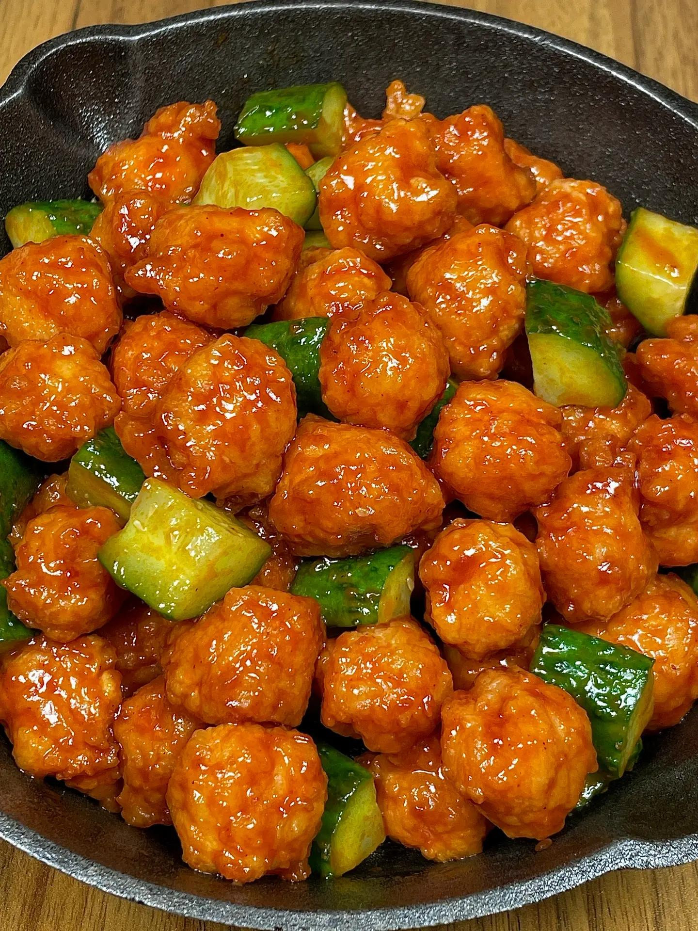 Hướng dẫn làm gà chua ngọt sốt cà chua giòn ngon ăn kèm dưa leo và cơm trắng