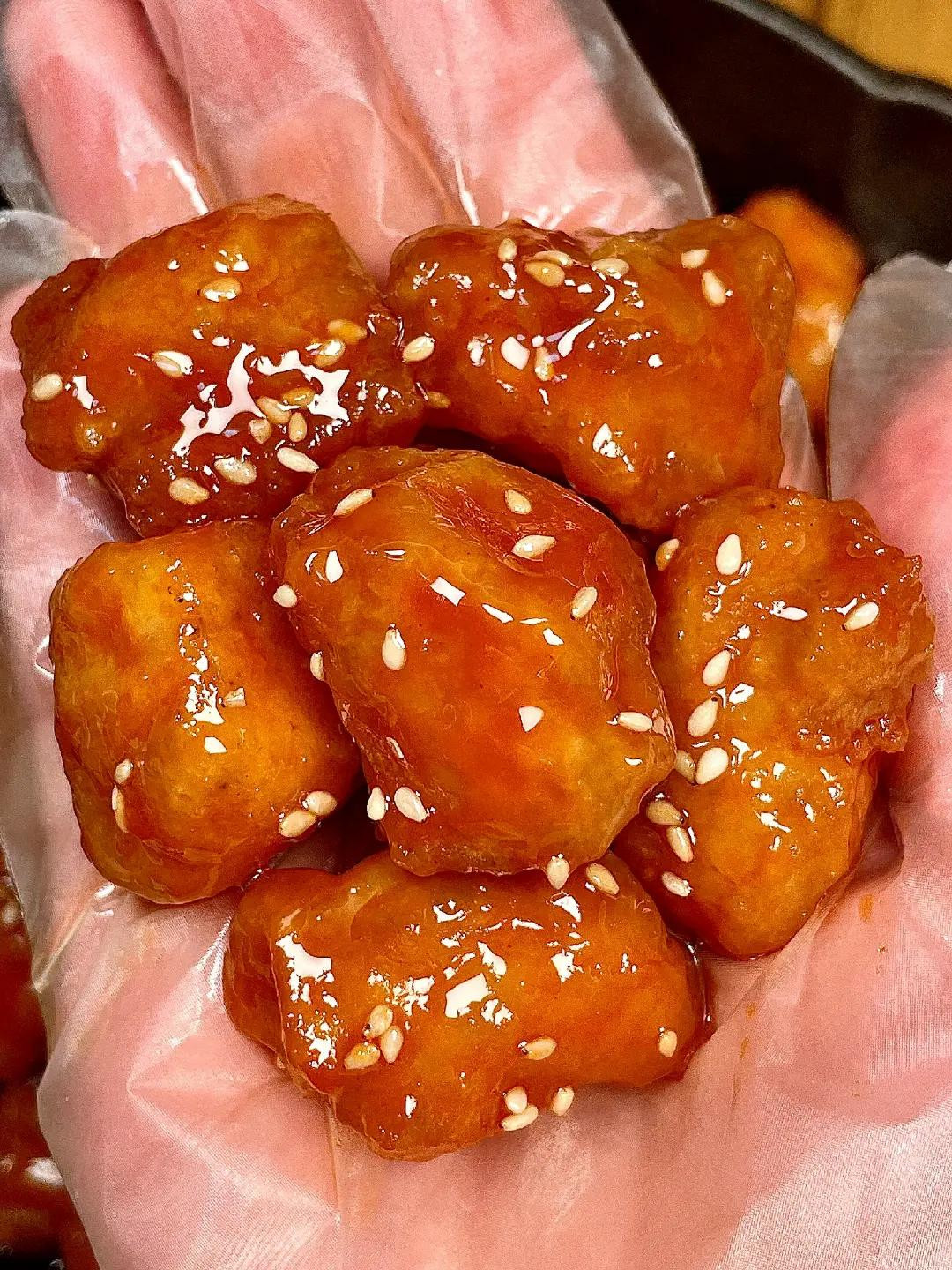 Hướng dẫn làm Gà sốt cà chua giòn ngon, cách chế biến chi tiết từ ướp thịt đến chiên và nấu sốt