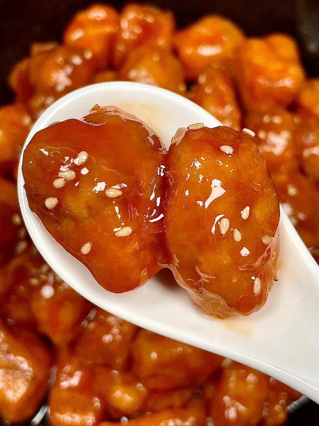 Hướng dẫn làm Gà sốt cà chua giòn ngon, cách chế biến chi tiết từ ướp thịt đến chiên và nấu sốt