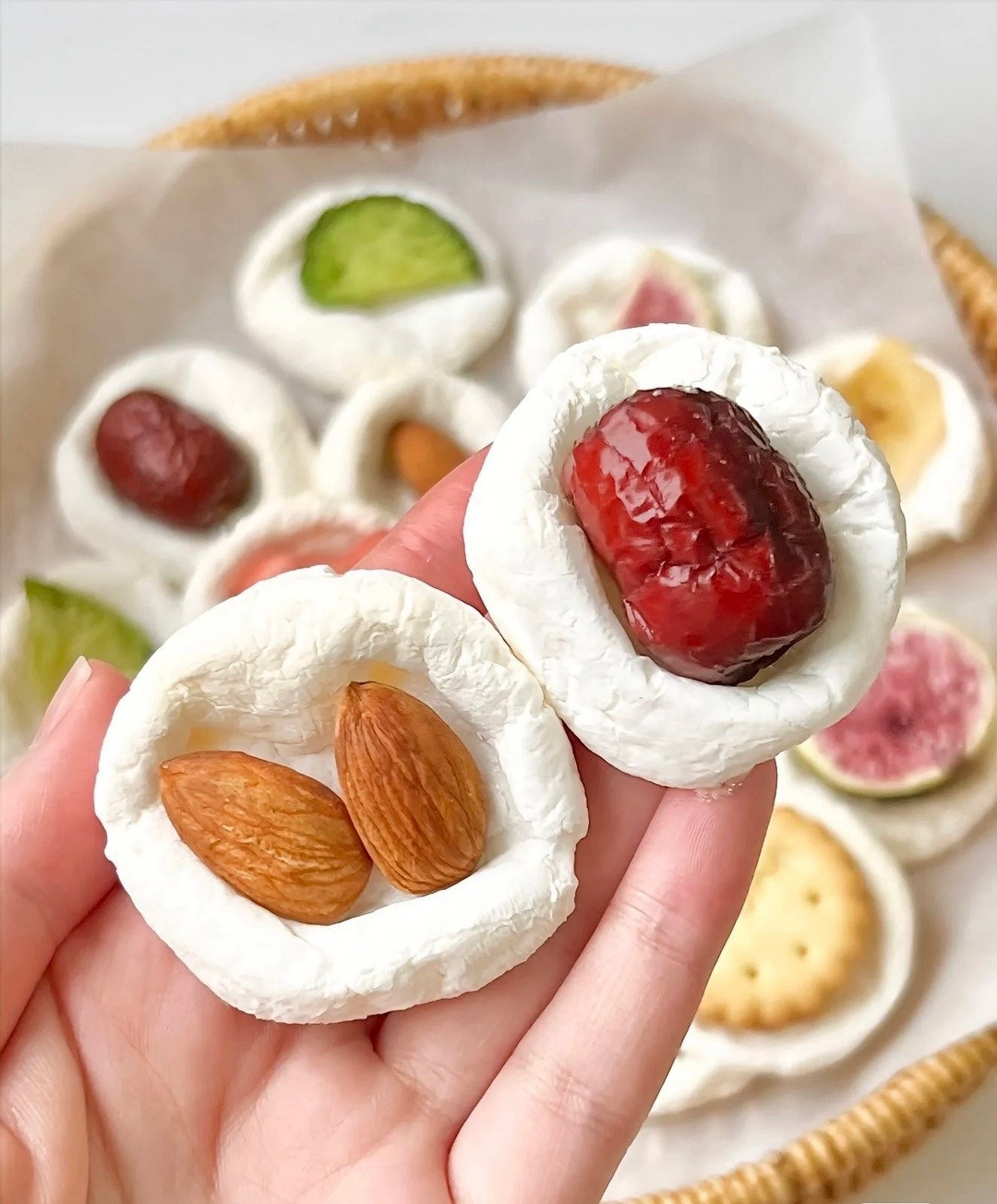 Hướng dẫn làm kẹo marshmallow nướng giòn kết hợp bánh quy, trái cây sấy khô và hạt điều
