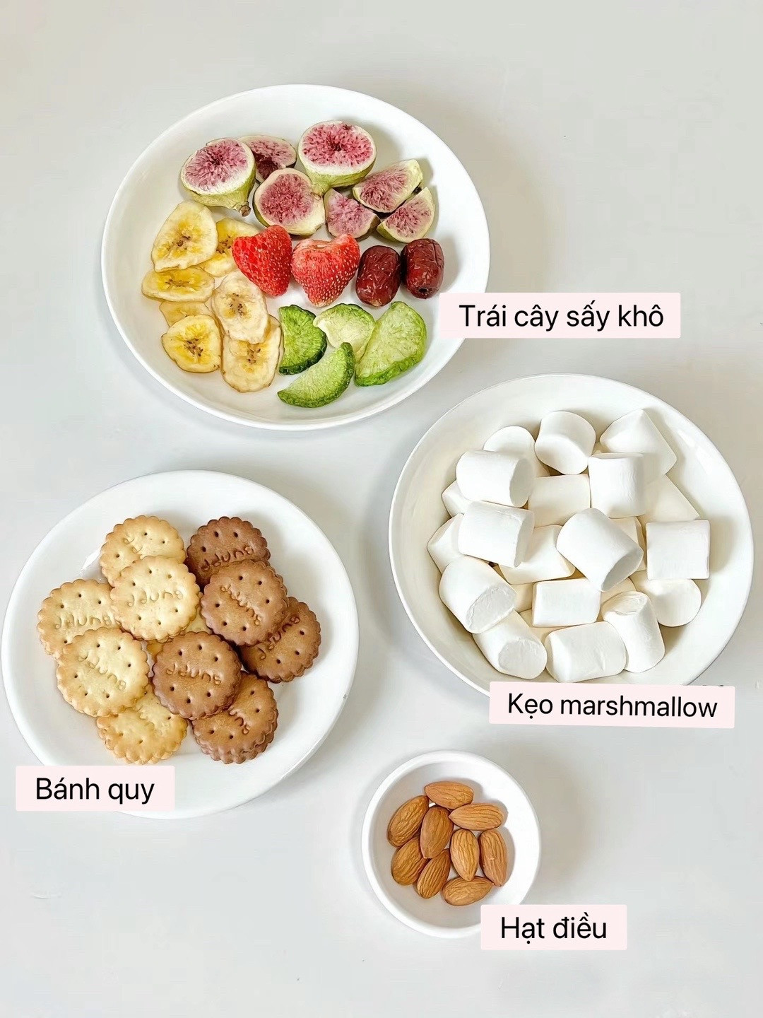 Hướng dẫn làm kẹo marshmallow nướng giòn kết hợp bánh quy, trái cây sấy khô và hạt điều