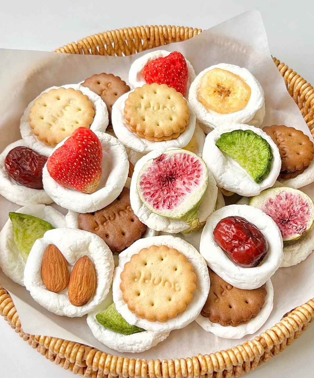 Hướng dẫn làm kẹo marshmallow nướng giòn kết hợp bánh quy, trái cây sấy khô và hạt điều
