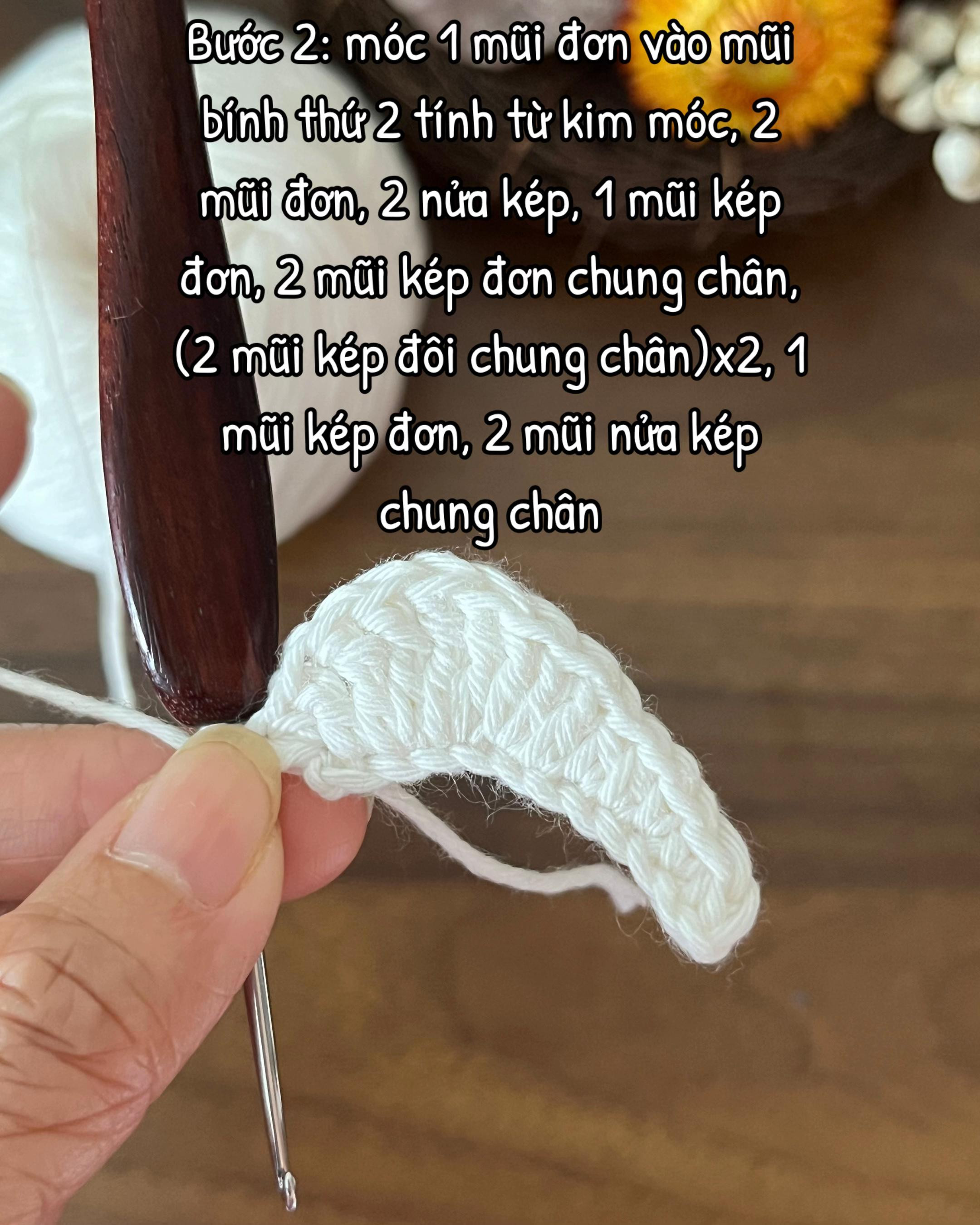 Hướng dẫn làm kẹp tóc hoa sứ móc len màu trắng hồng