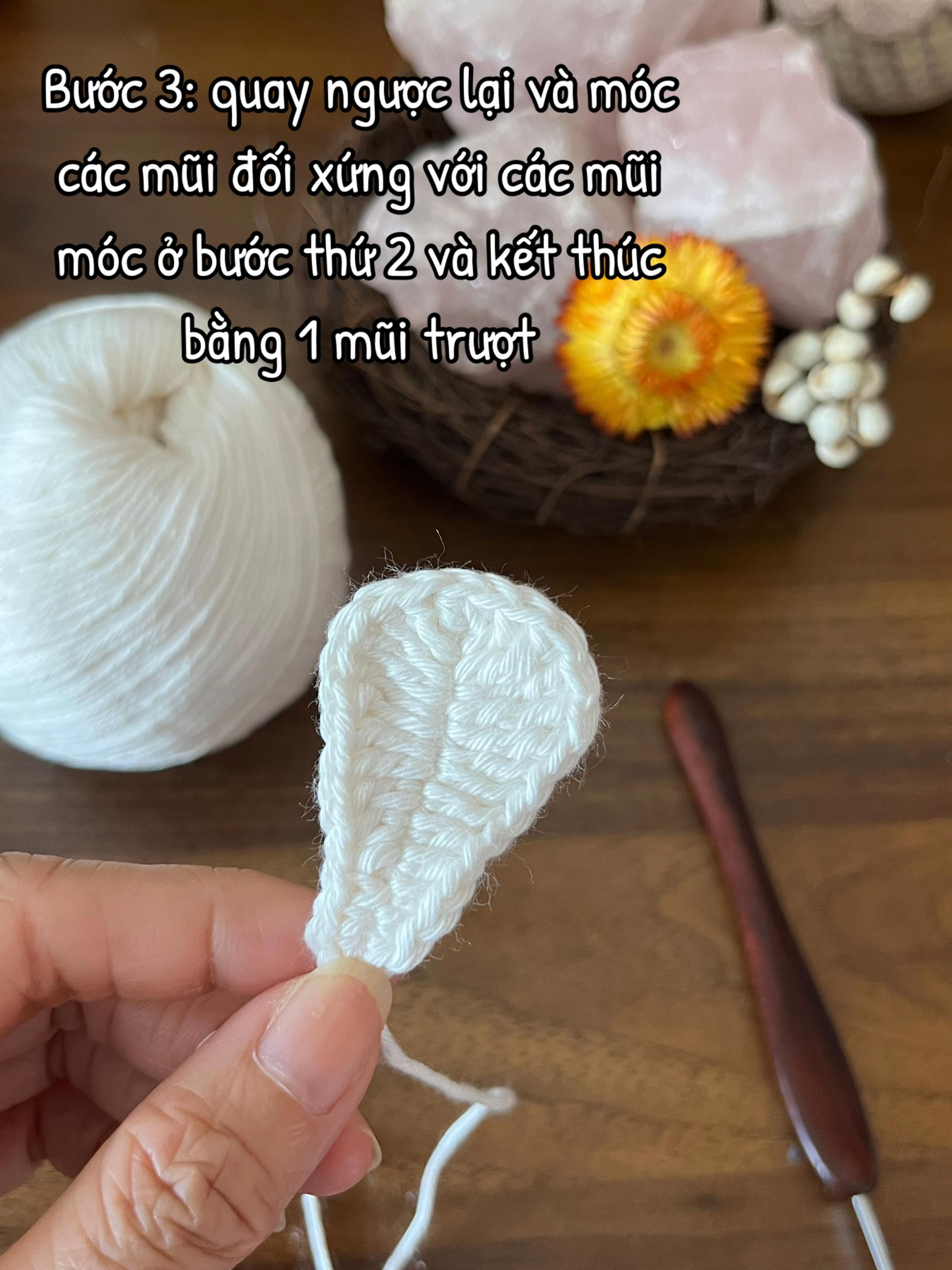 Hướng dẫn làm kẹp tóc hoa sứ móc len màu trắng hồng