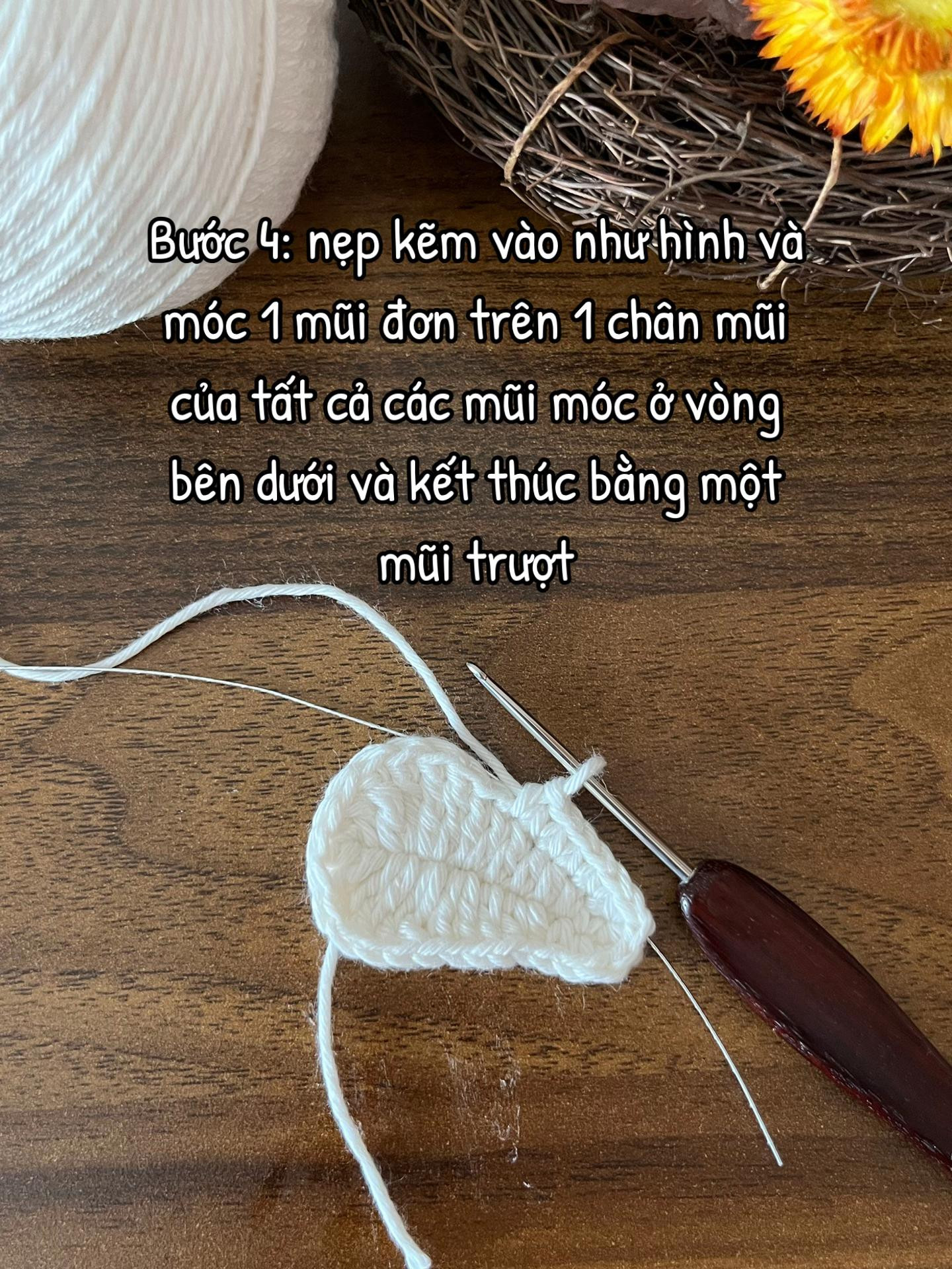 Hướng dẫn làm kẹp tóc hoa sứ móc len màu trắng hồng