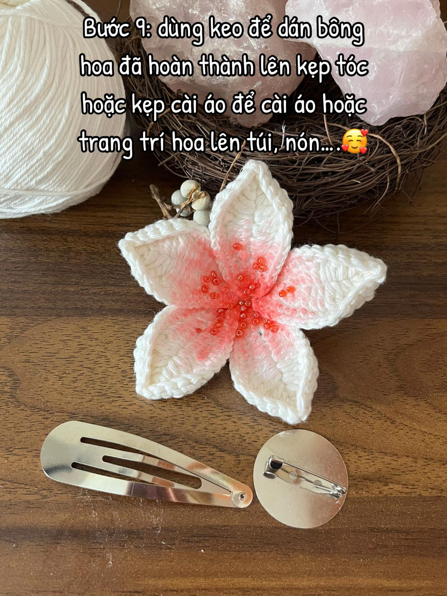 Hướng dẫn làm kẹp tóc hoa sứ móc len màu trắng hồng
