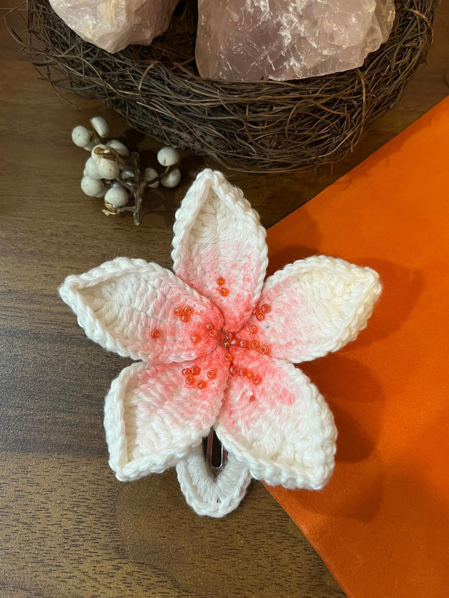 Hướng dẫn làm kẹp tóc hoa sứ móc len màu trắng hồng