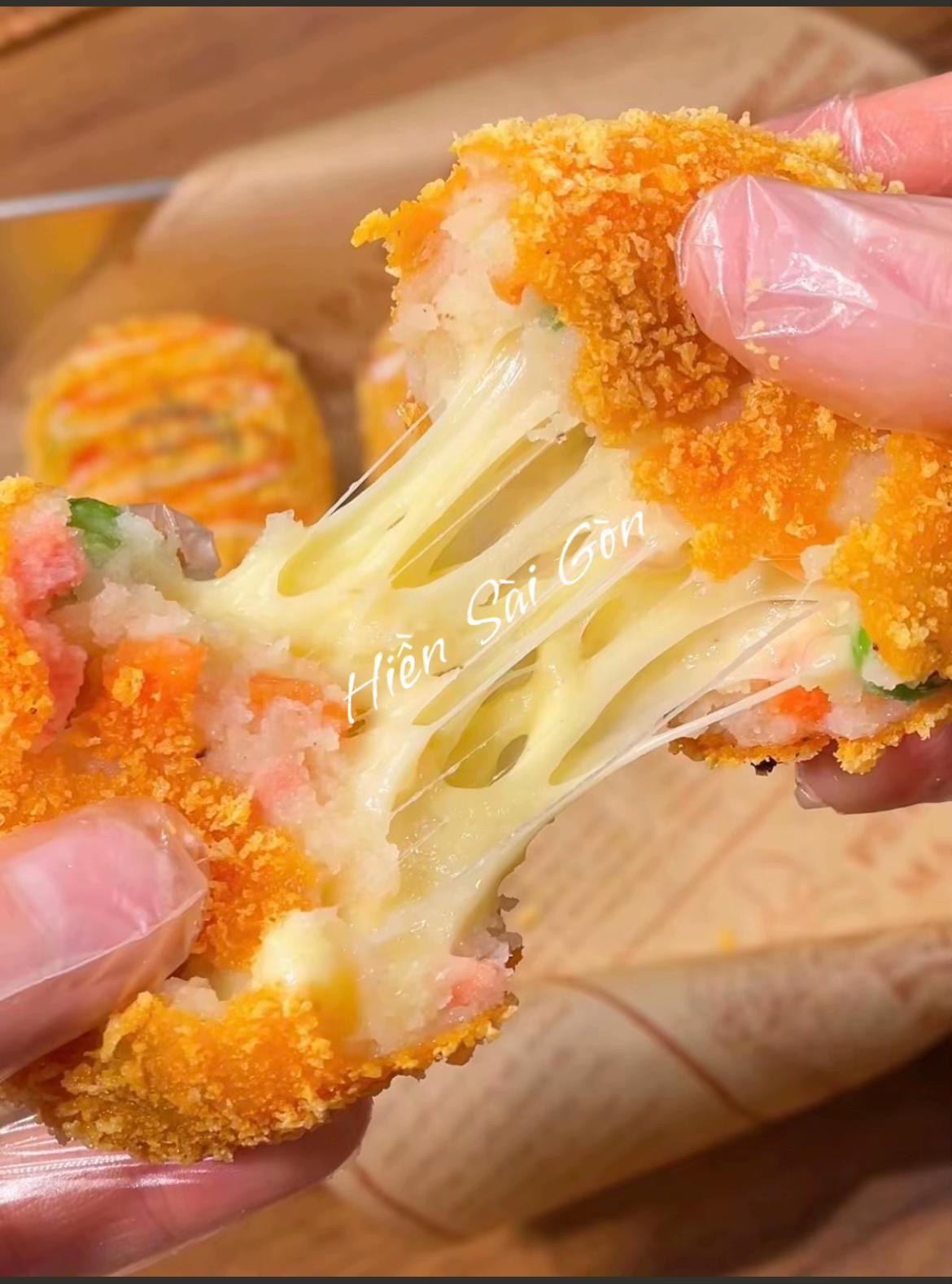 Hướng dẫn làm khoai tây chiên phô mai拉丝 ngon tuyệt với xúc xích, đậu và cà rốt