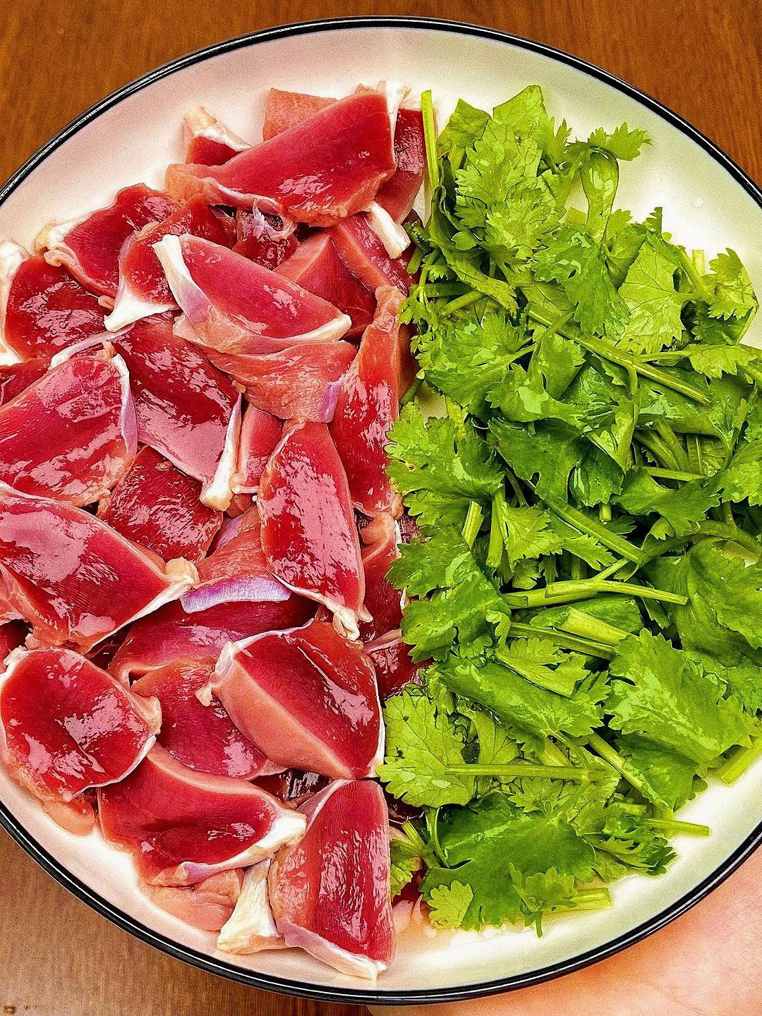 Hướng dẫn làm mề vịt xào rau mùi với sốt dầu nóng, tỏi băm, ớt và mè rang giòn