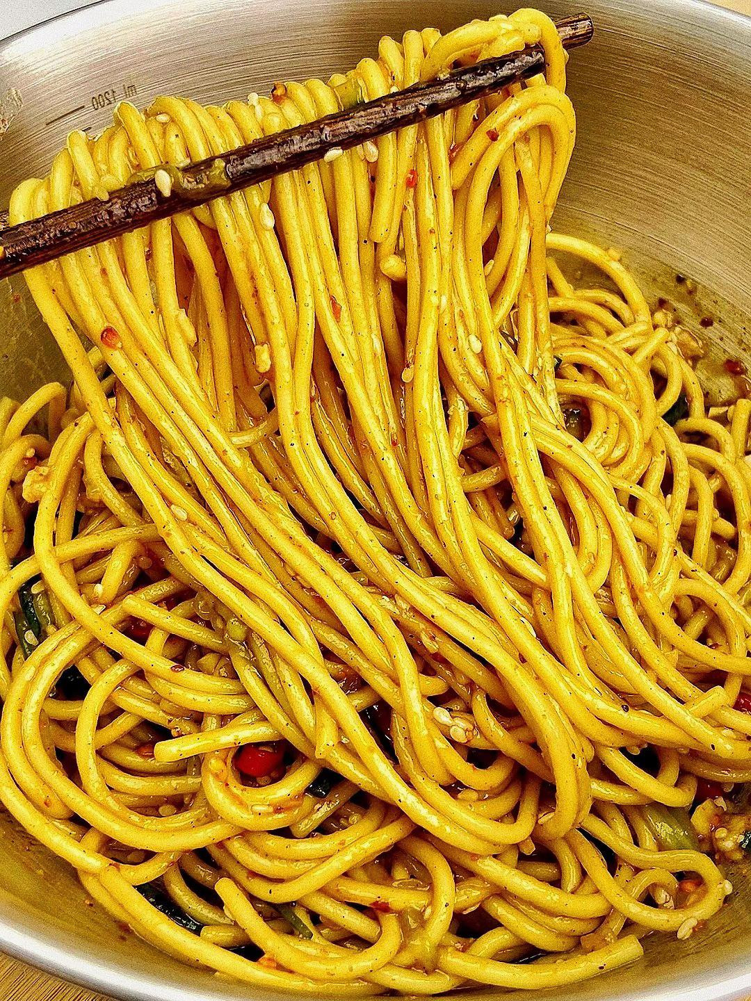 Hướng dẫn làm mì trộn dưa chuột cay giòn với tỏi, ớt và gia vị đậm đà