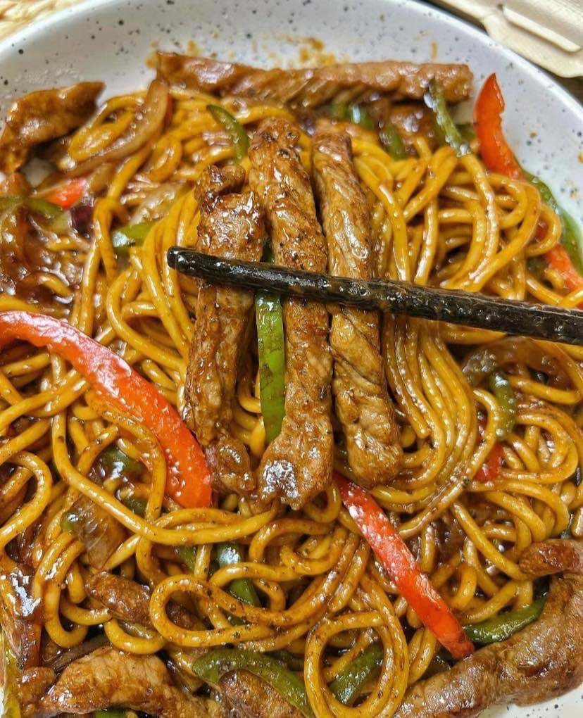 Hướng dẫn làm mì xào thăn bò với ớt chuông và hành tây, sốt nước tương đậm đà