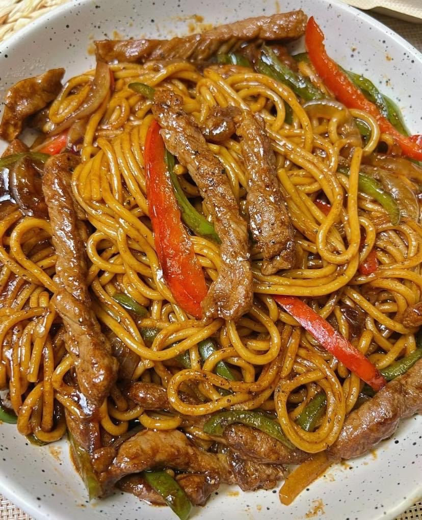 Hướng dẫn làm mì xào thăn bò với ớt chuông và hành tây, sốt nước tương đậm đà