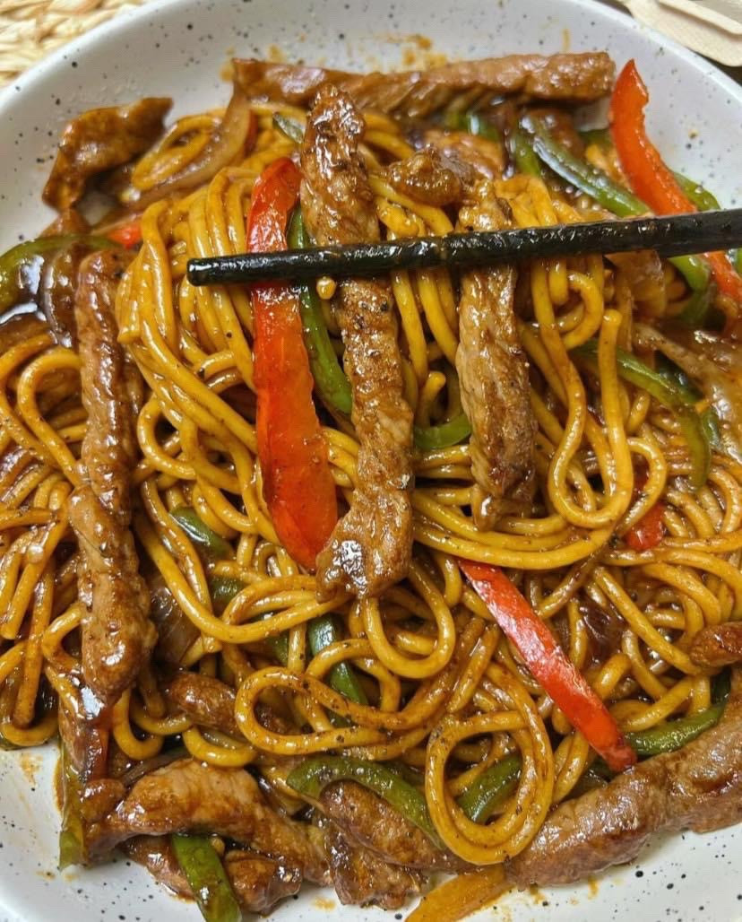 Hướng dẫn làm mì xào thăn bò với ớt chuông và hành tây, sốt nước tương đậm đà
